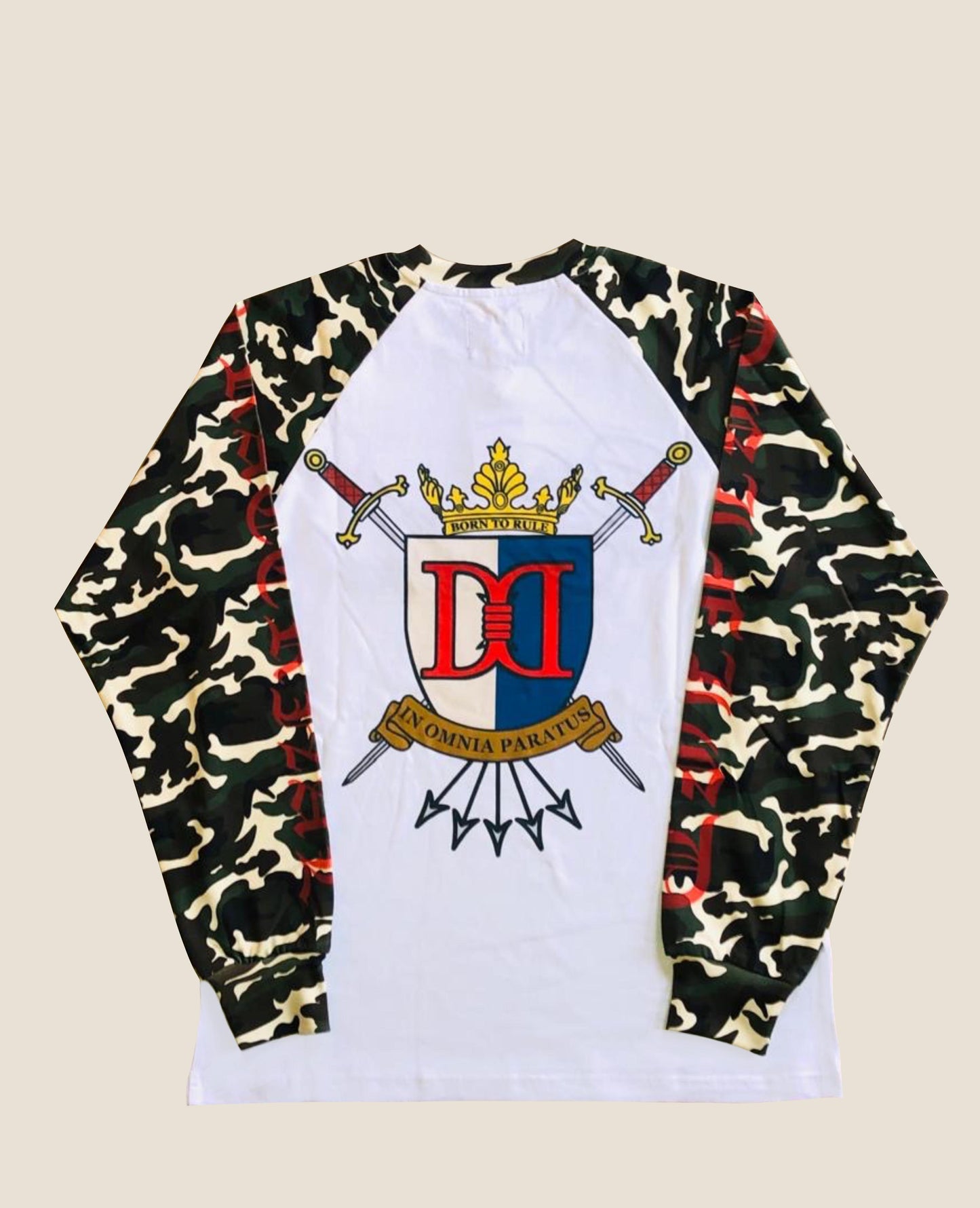 تيشيرت راجلان أساسي بشعار مكتوب بخط اليد (كم مموه)