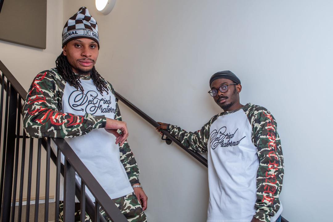 تيشيرت راجلان أساسي بشعار مكتوب بخط اليد (كم مموه)